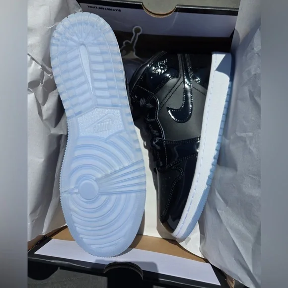 Air Jordan 1 MID SE (GS) Size 6.5Y/ W 8 New - Picture 3 of 4